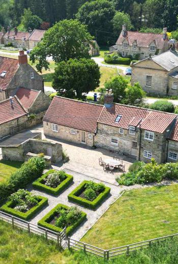 Coral Back Garen Coneysthorpe