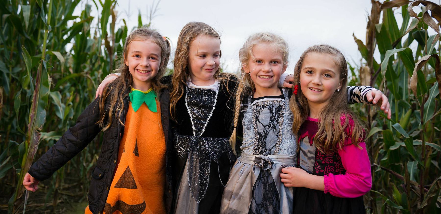 Halloween girls in maze 1