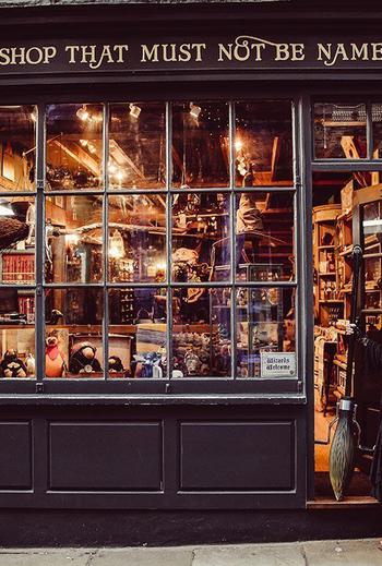 Shop that must not be named 012 1823526606